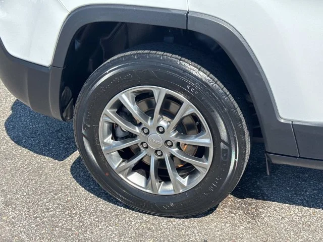 Used 2021 White Jeep Latitude Lux image 12