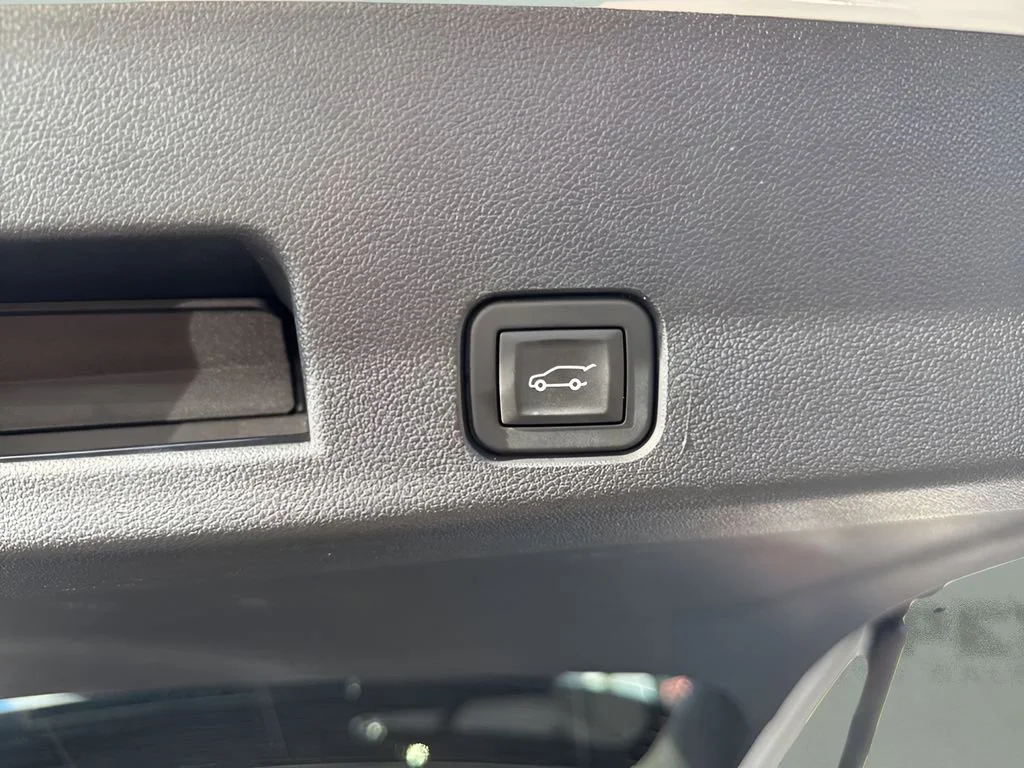 Used 2025 Summit White GMC Elevation image 31