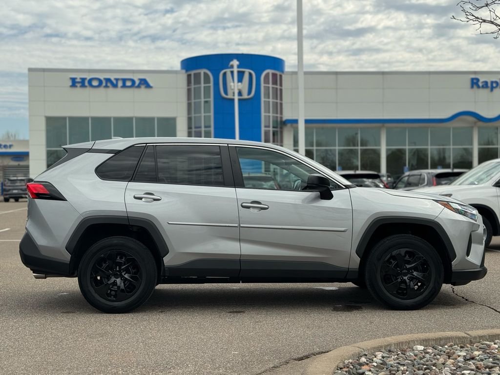 2023 Toyota RAV4 LE - Photo 20