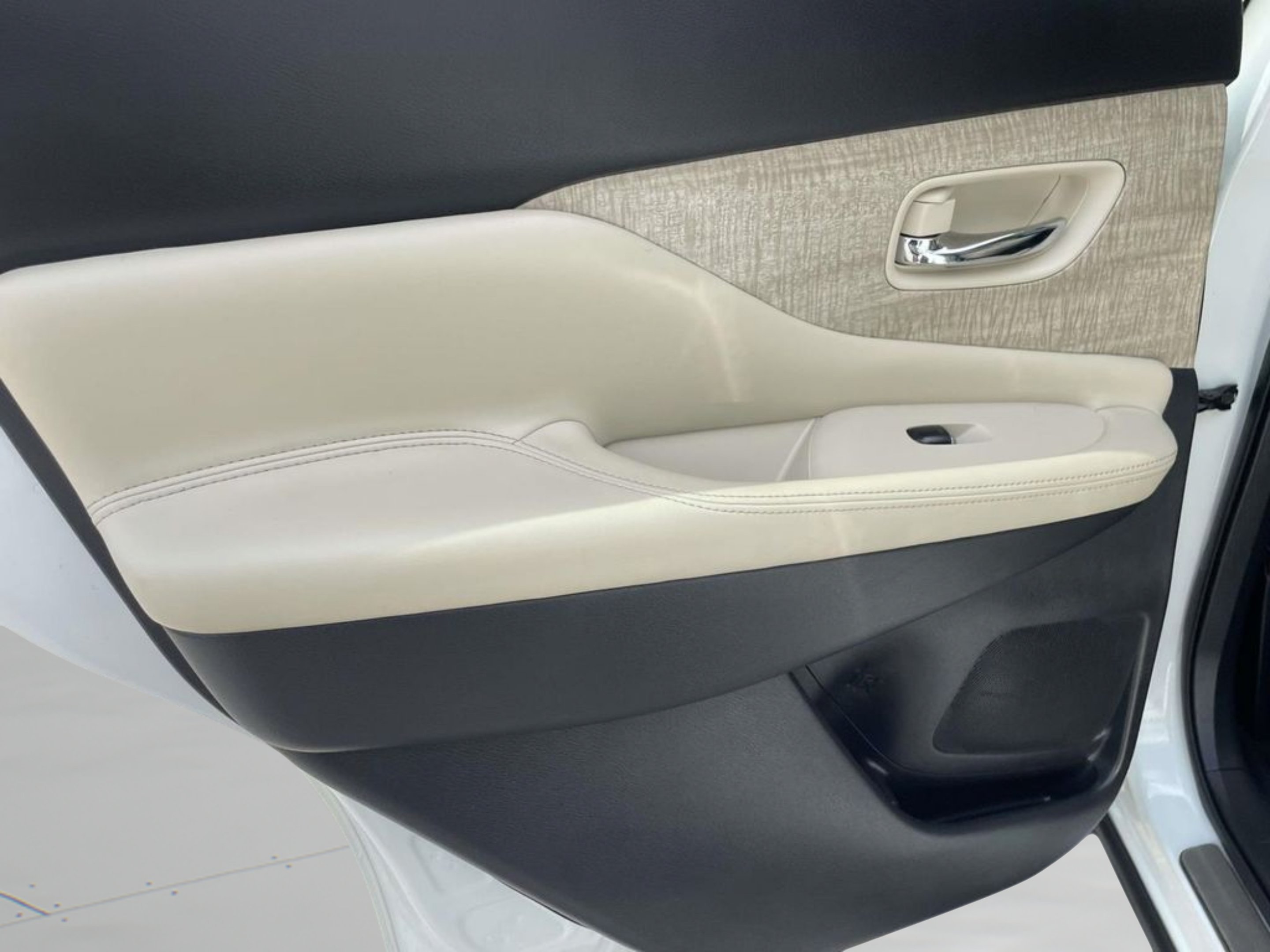 Used 2024 White Nissan SL image 11