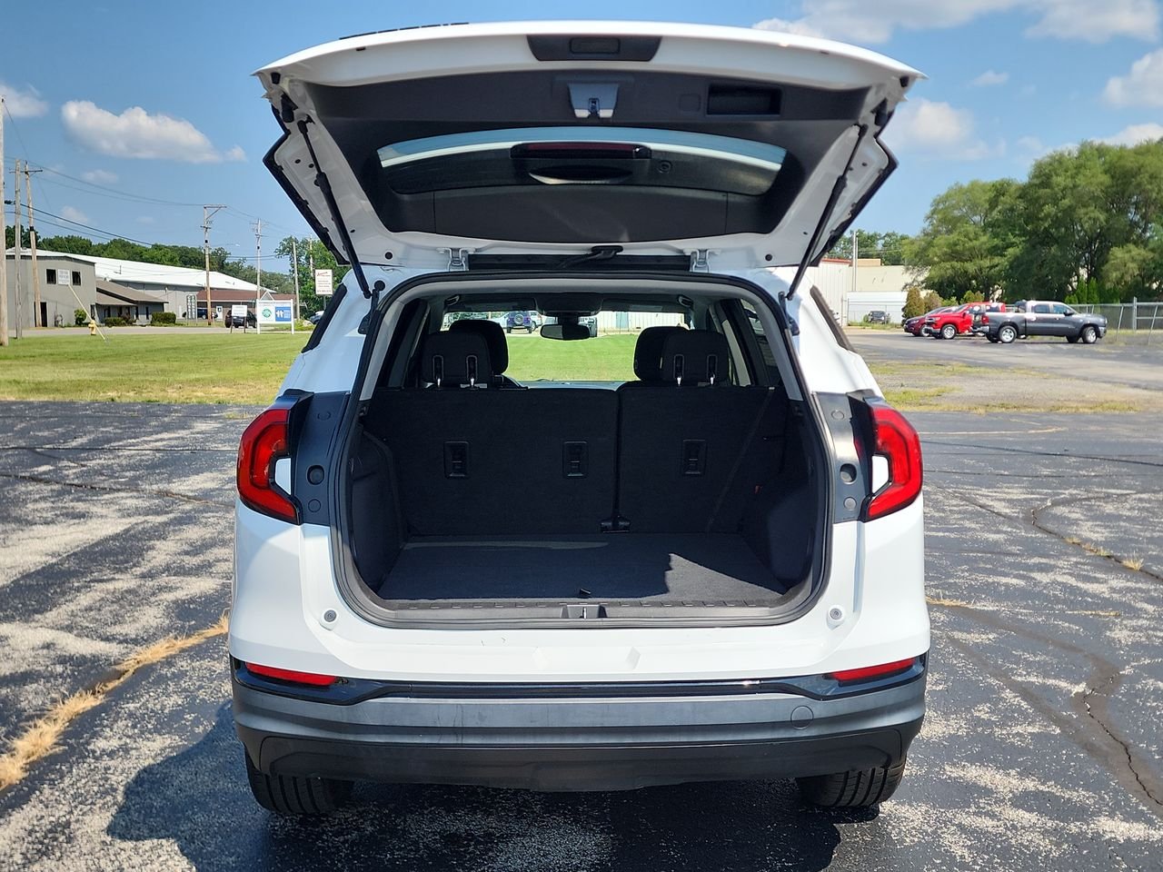 Used 2020 White GMC SLE image 22