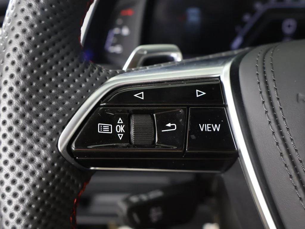 Used 2025 Mythos Black Metallic Audi 4.0T image 46
