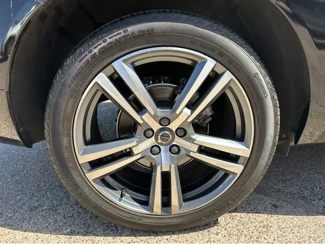 Used 2020 Black Volvo Momentum image 17