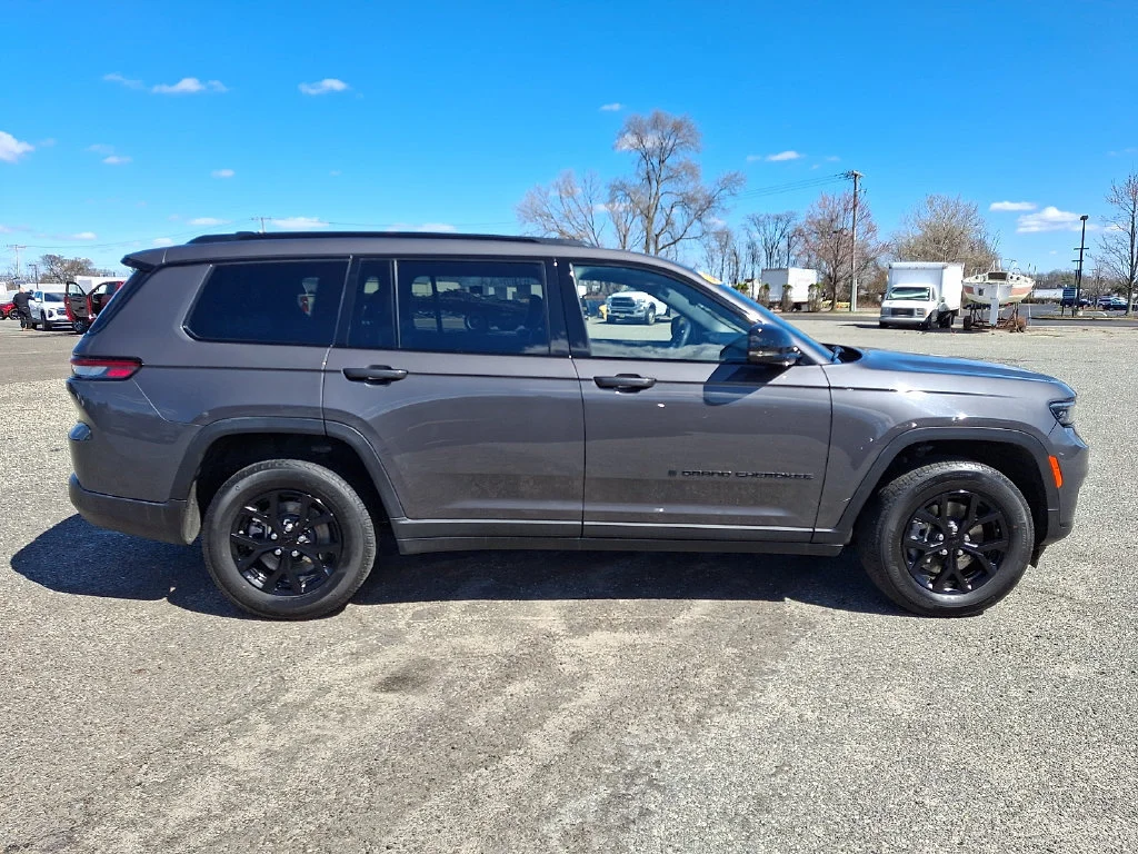 Used 2024 Baltic Gray Metallic Clearcoat Jeep Altitude image 13