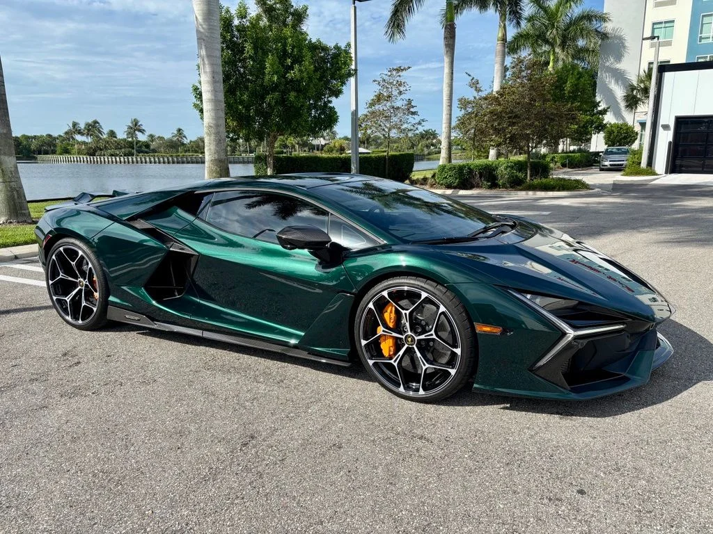 Used 2025 Verde Hydra Metallic Lamborghini  image 5