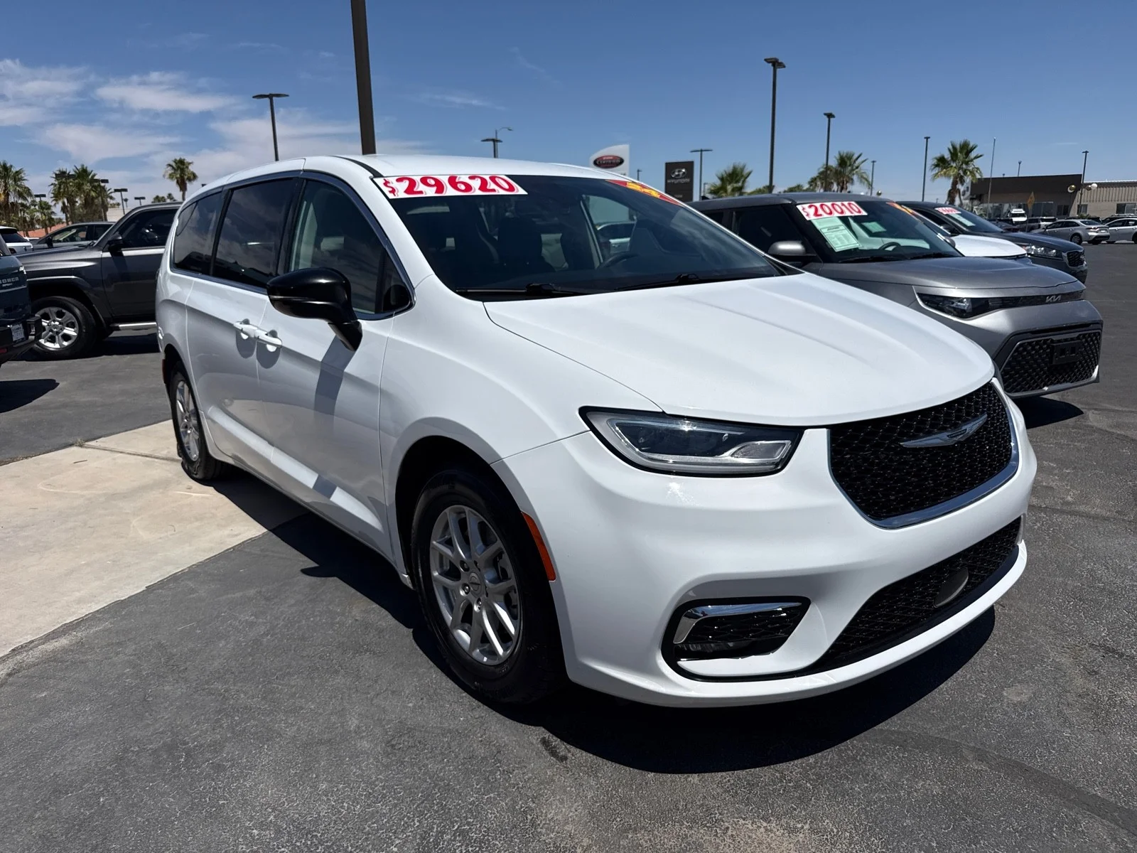 2024 Chrysler Pacifica Touring L's photo