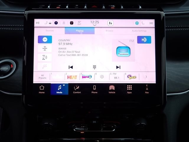 New 2025 Bright White Clear-Coat Exterior Paint Jeep Limited image 21