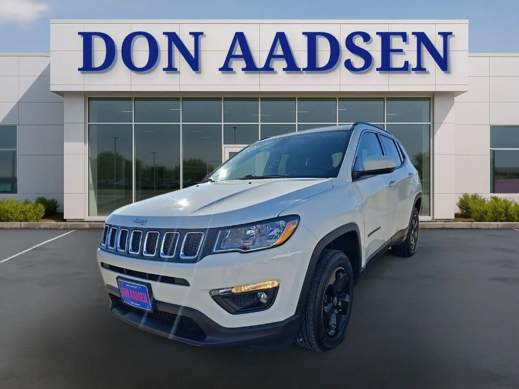 Used 2020 White Clearcoat Jeep Latitude image 3