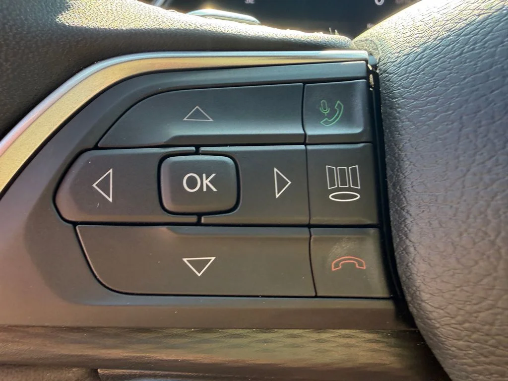 Used 2025 White Jeep Altitude image 18