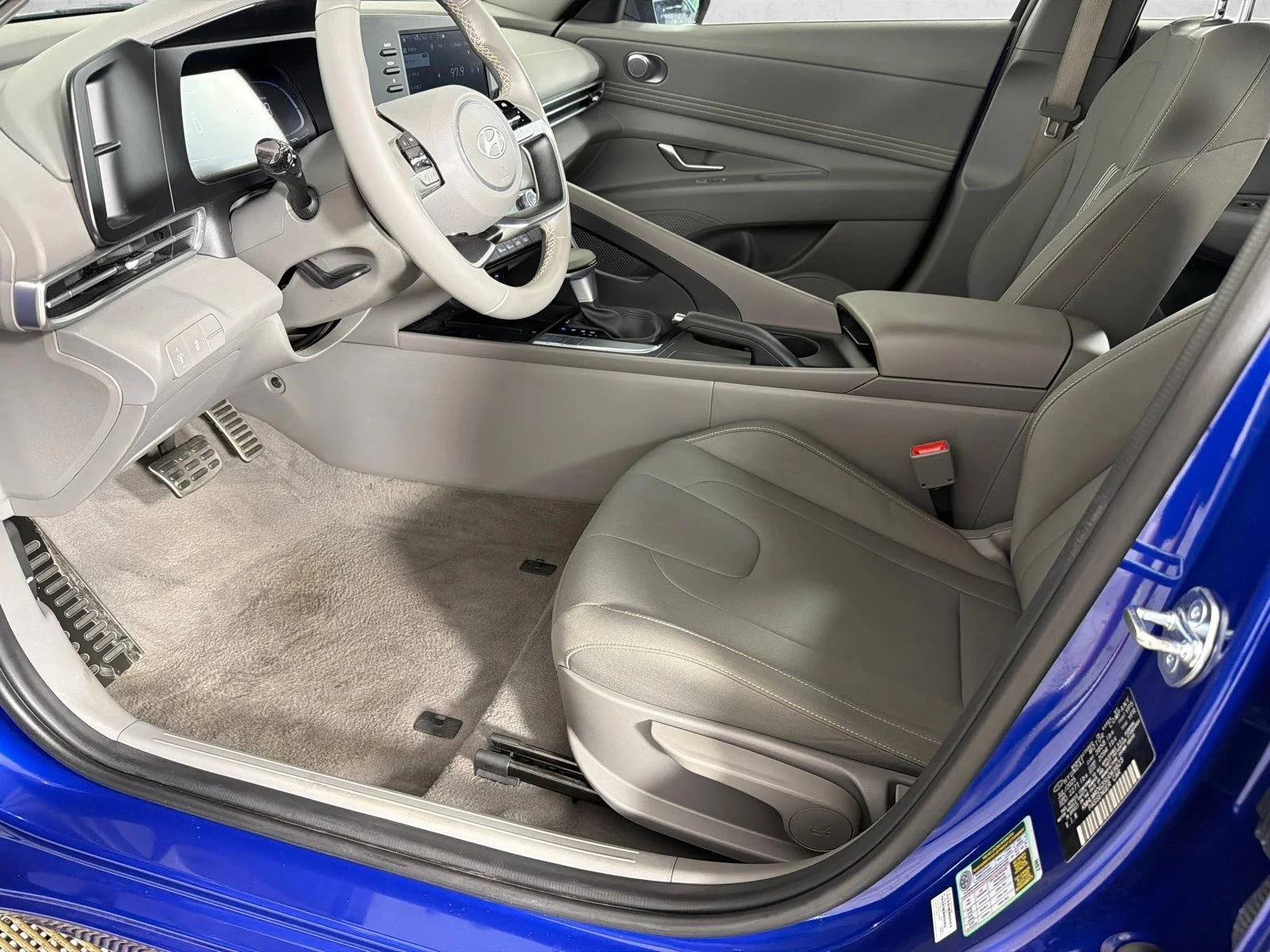 Used 2025 Gray Hyundai SEL Sport image 9