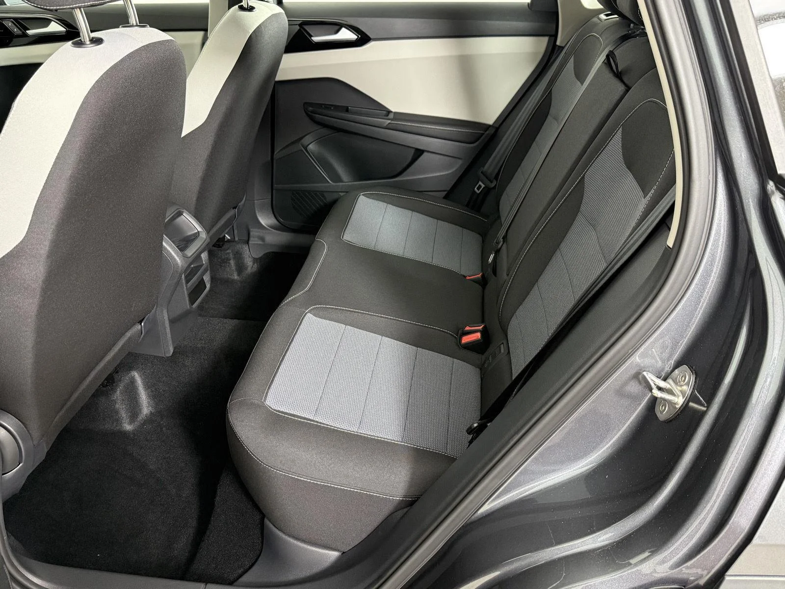 New 2027 Platinum Gray Metallic Volkswagen S image 21