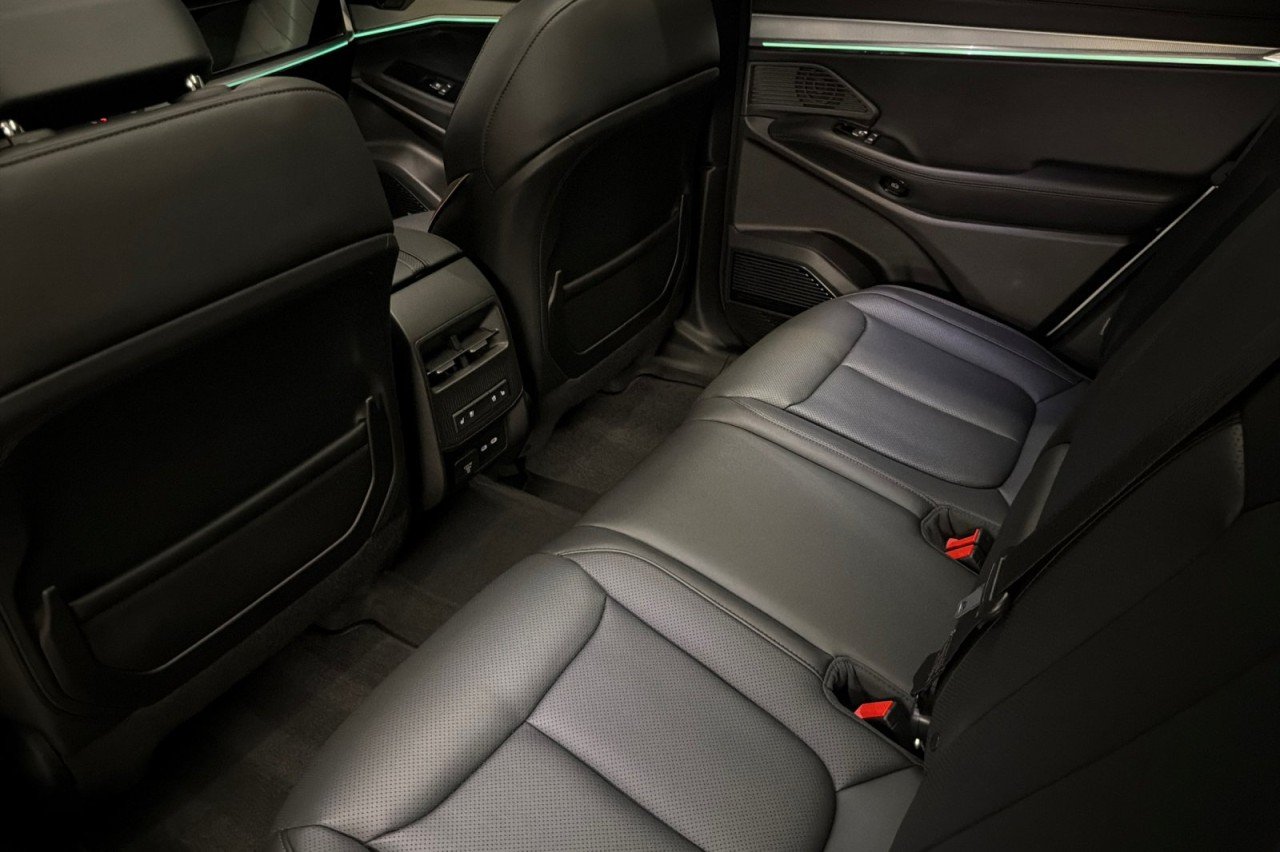 Used 2025 BRIGHT CLEAR COAT Jeep Launch Edition image 11