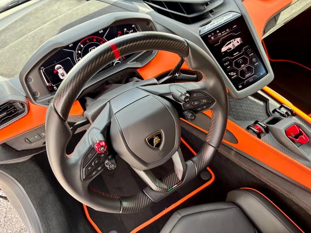Used 2025 Verde Hydra Metallic Lamborghini  image 16