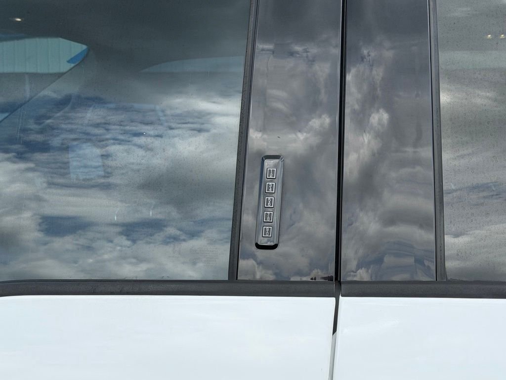 Used 2020  Ford Lariat image 15