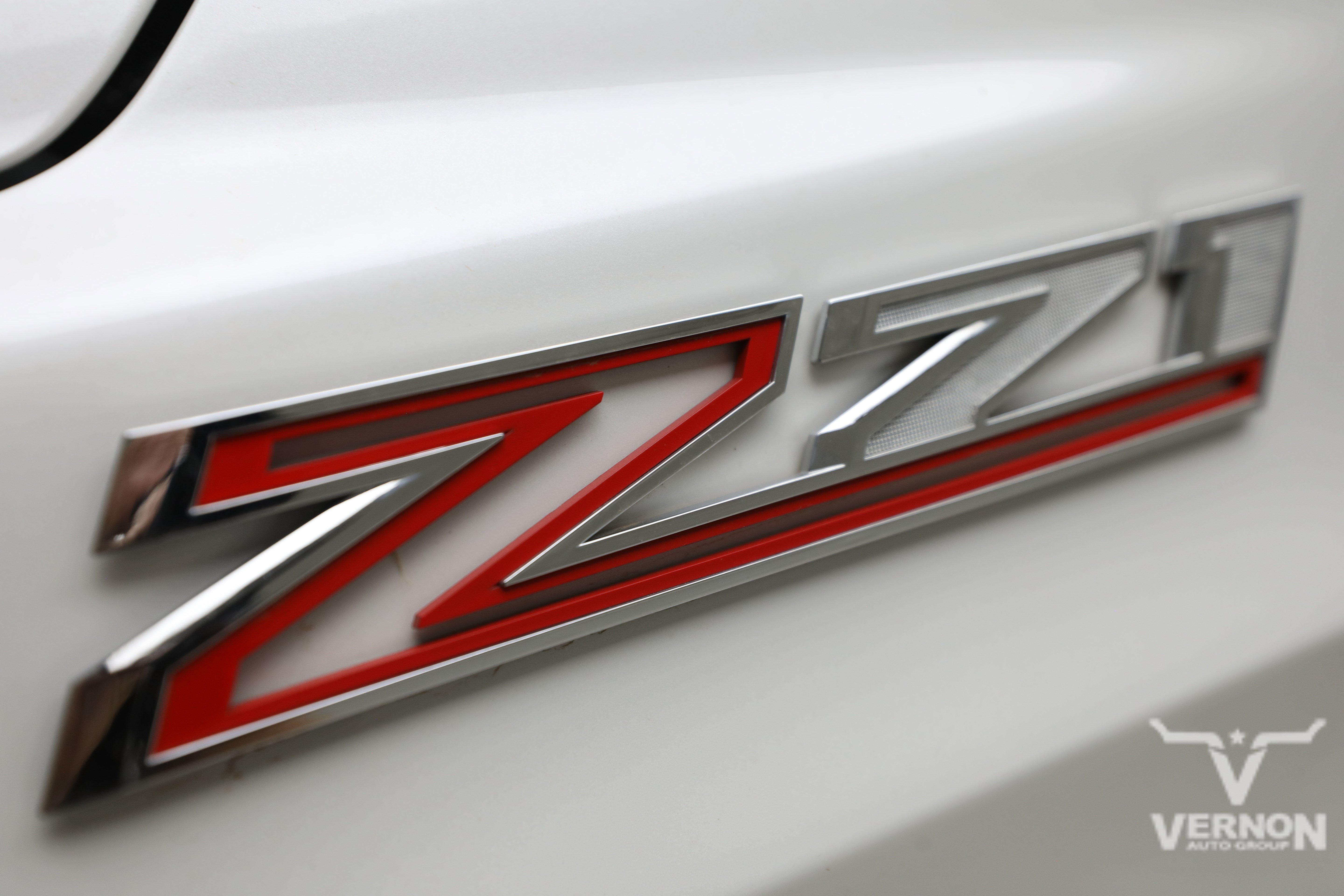 Used 2024 Iridescent Pearl Tricoat Chevrolet Y image 34