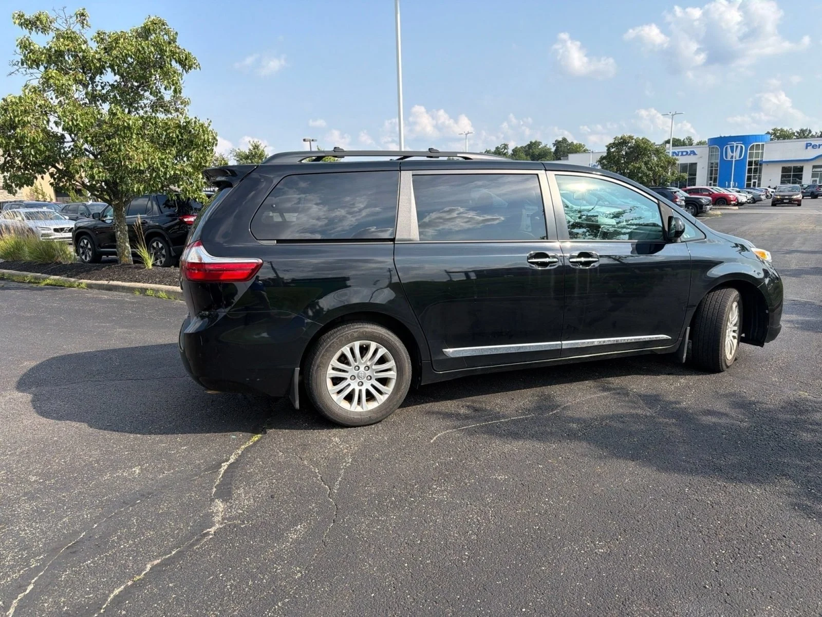 Used 2017 Midnight Black Metallic Toyota XLE Premium image 15
