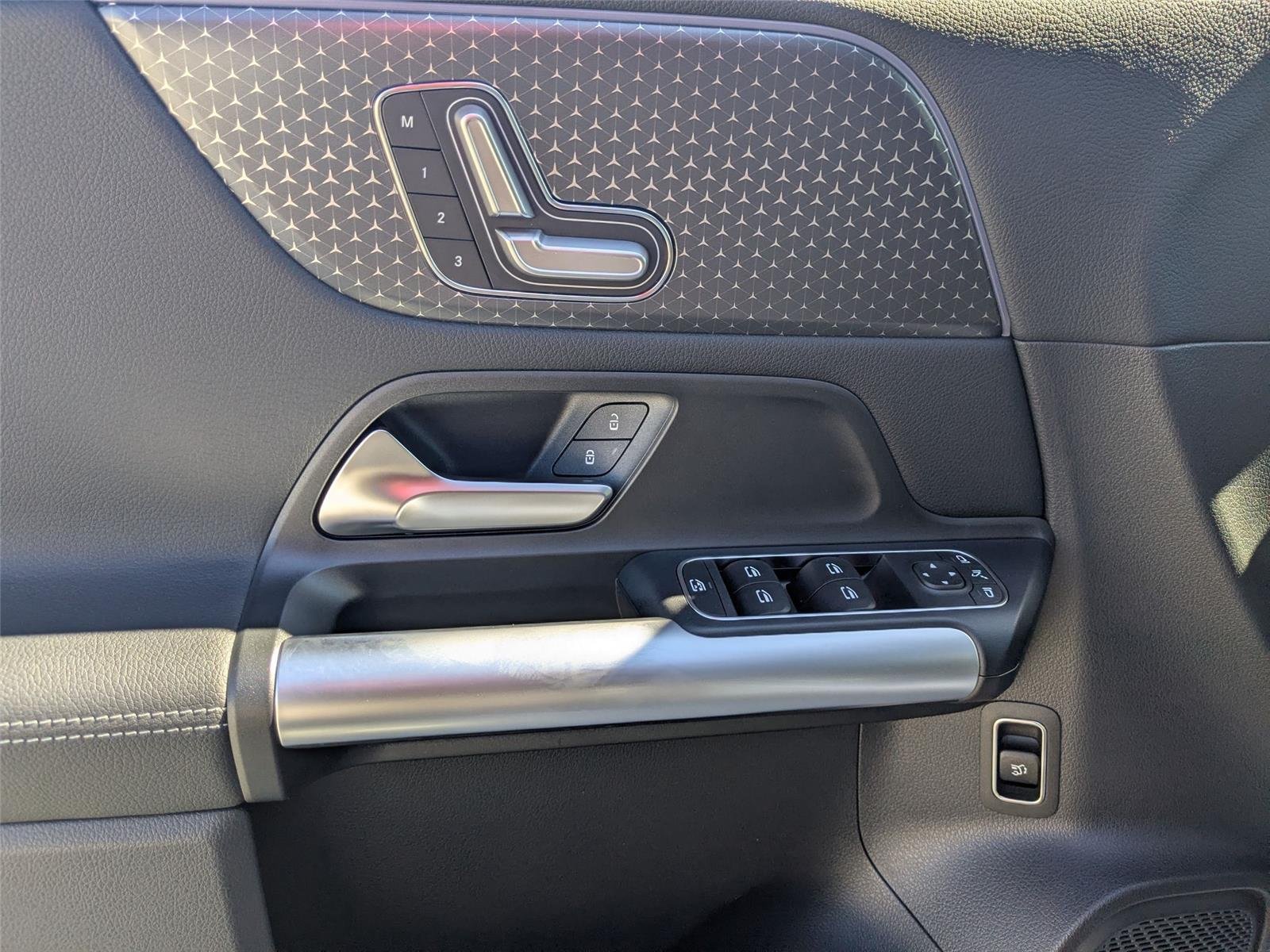 Used 2025 Cirrus Silver Metallic Mercedes-Benz GLA 250 image 11