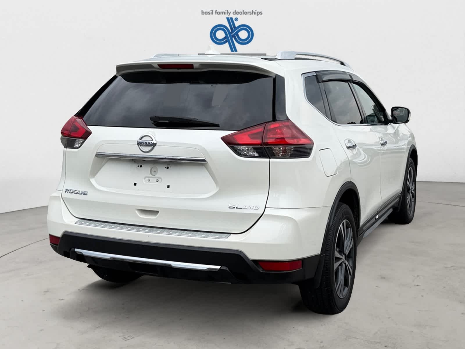 Used 2017 Pearl White Nissan SL image 7
