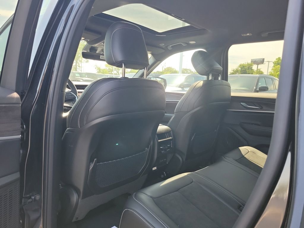 New 2026 Diamond Black Crystal Pearlcoat Jeep Altitude image 11