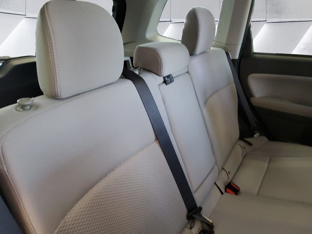 Used 2018 Silver Subaru 2.5i Premium image 16