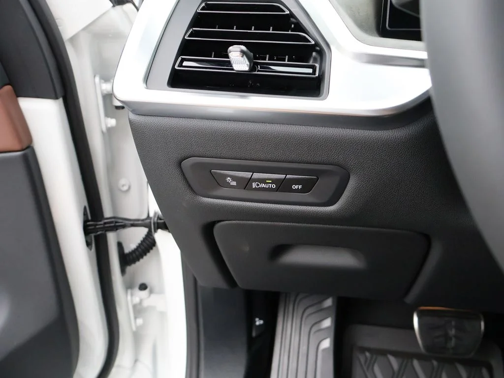 New 2026 White BMW xDrive40i image 39