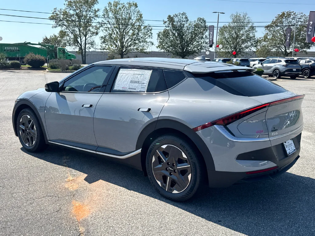 New 2026 Wolf Gray Kia LIGHT image 5