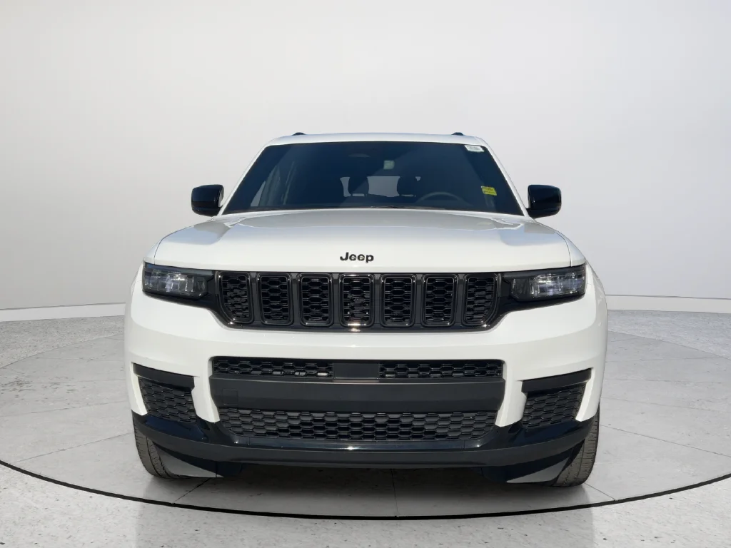 Used 2023 White Jeep Altitude image 3