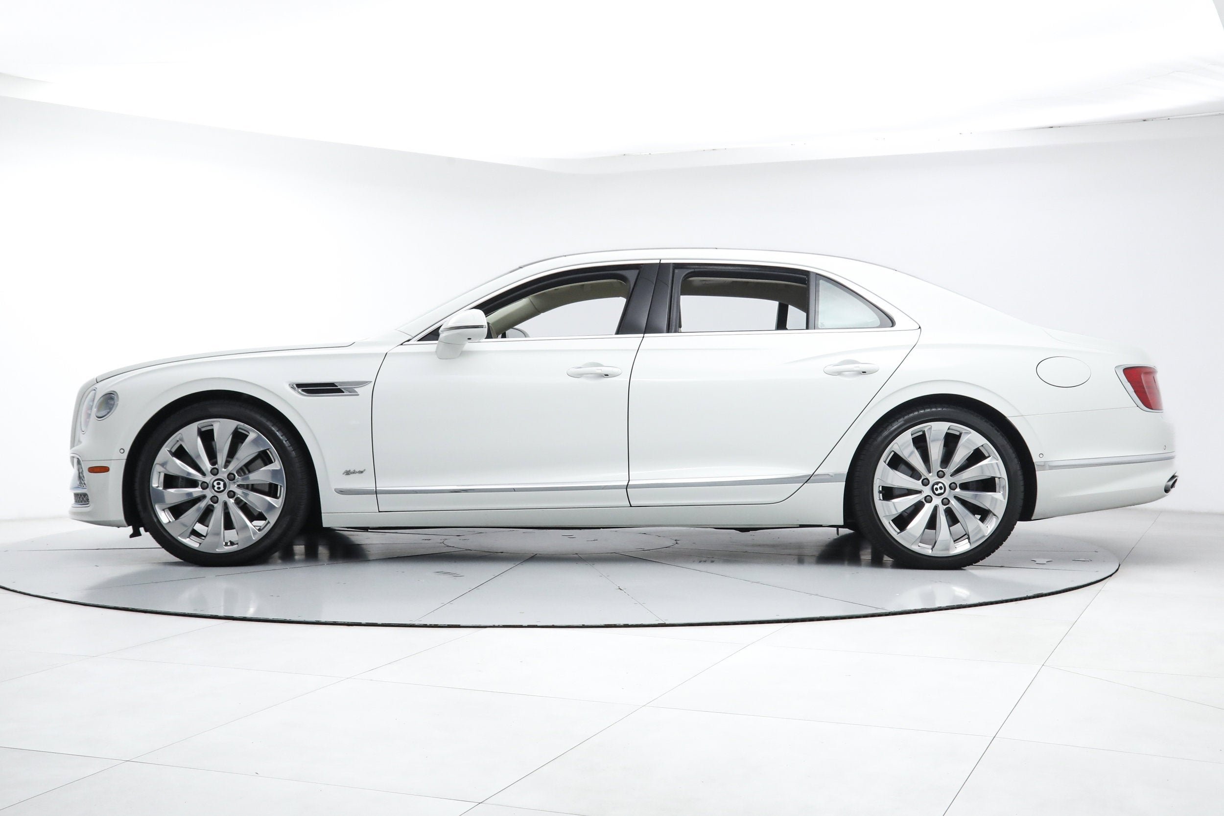 Used 2022 White Bentley  image 2