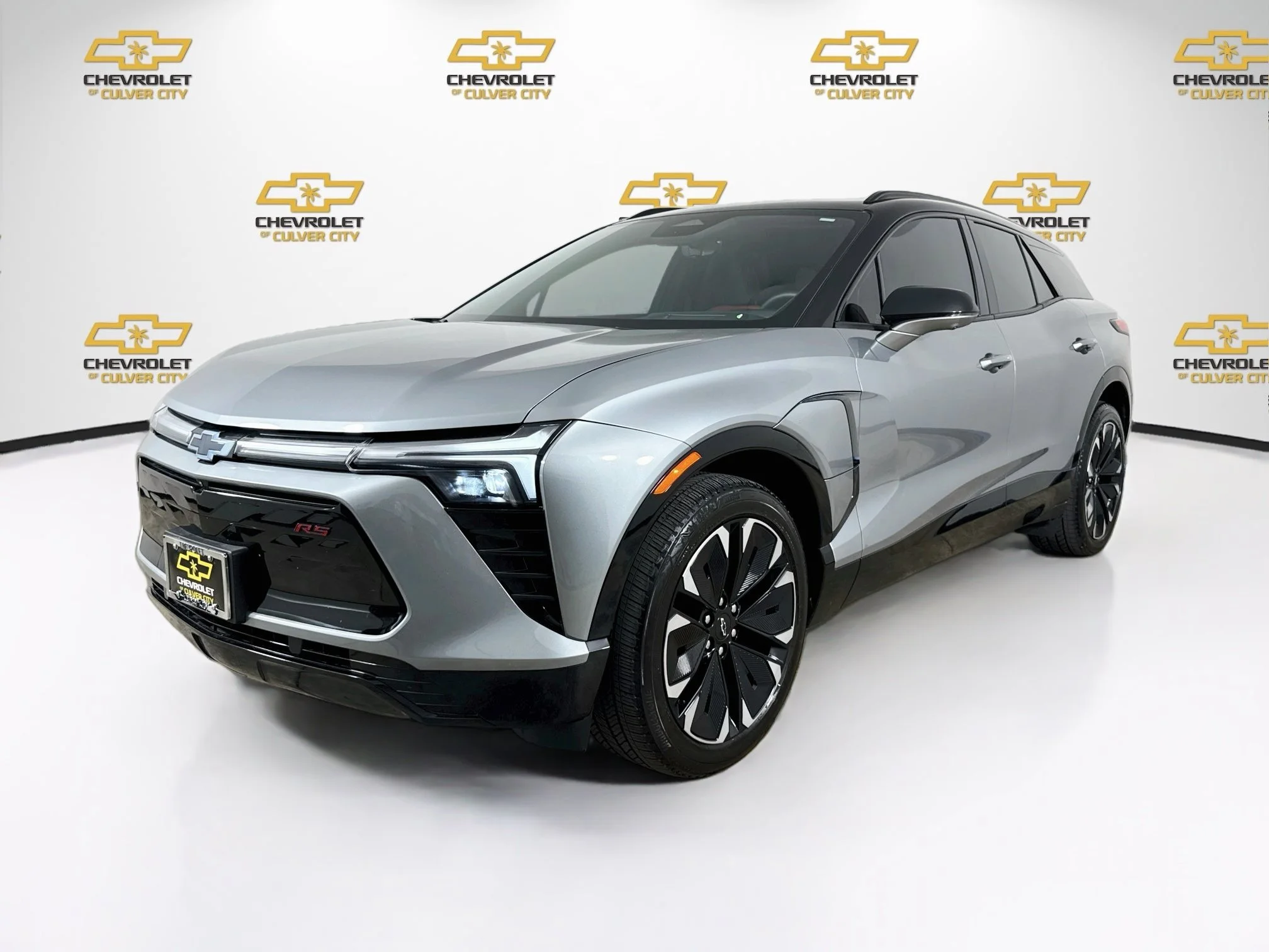 Used 2025 Sterling Gray Metallic Chevrolet RS image 3