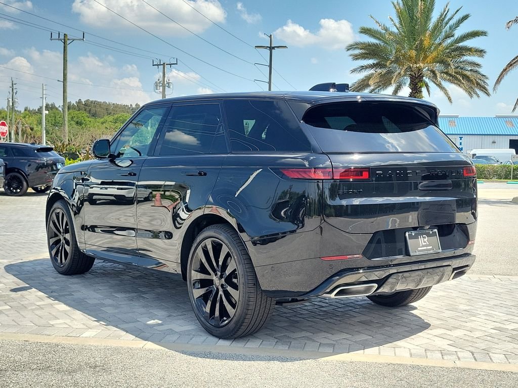 New 2026 Santorini Black Land Rover Dynamic SE image 3