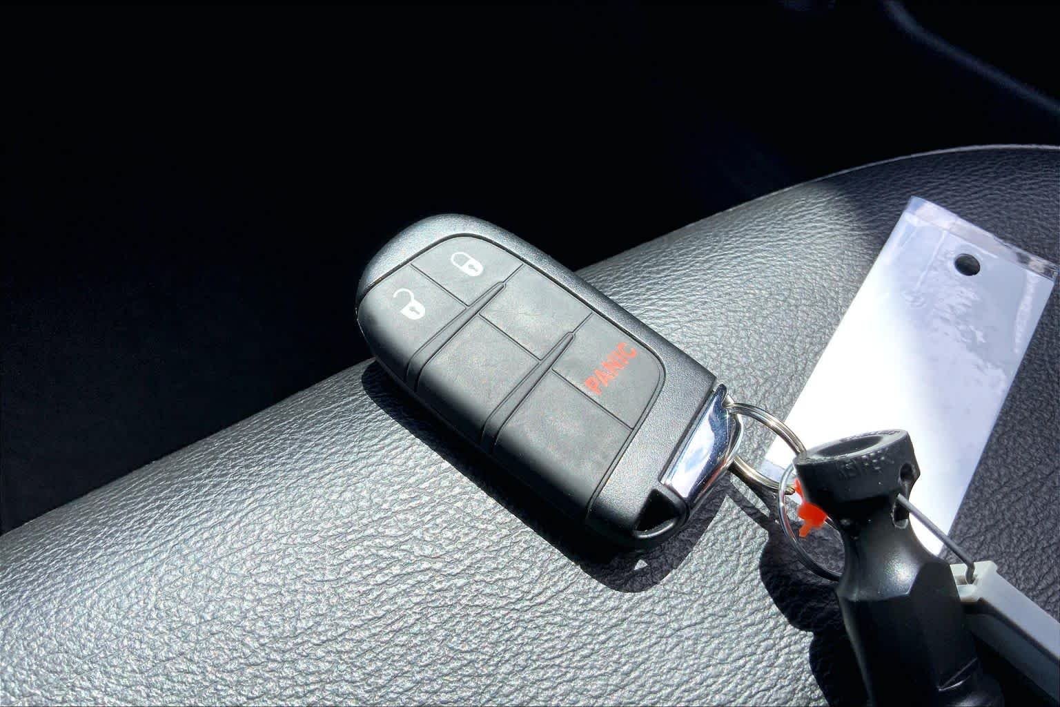 Used 2022 Laser Blue Pearlcoat Jeep Latitude image 14