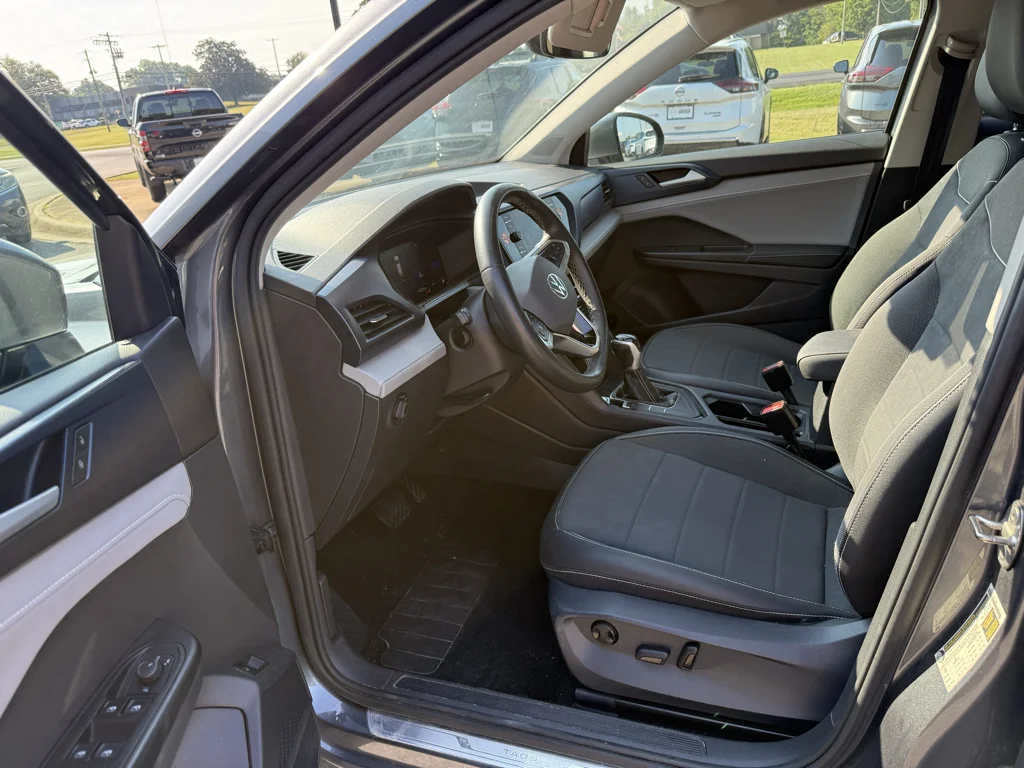 Used 2024 Gray Volkswagen SE image 5