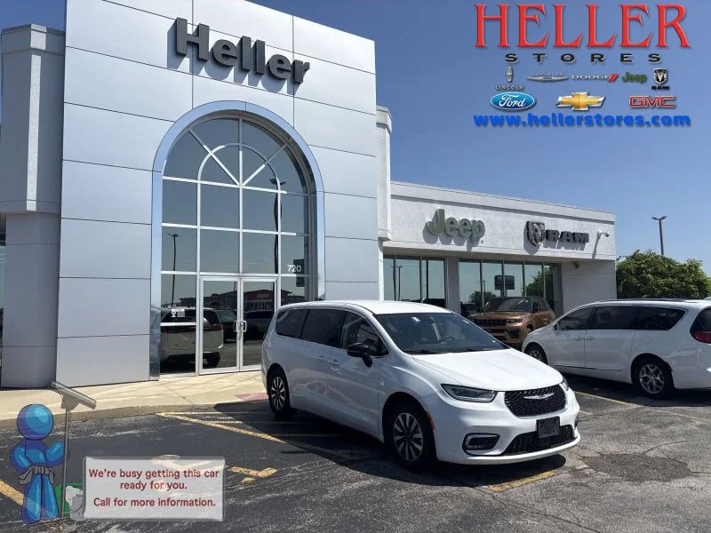 Used 2024 Bright White Clearcoat Chrysler Select image 1
