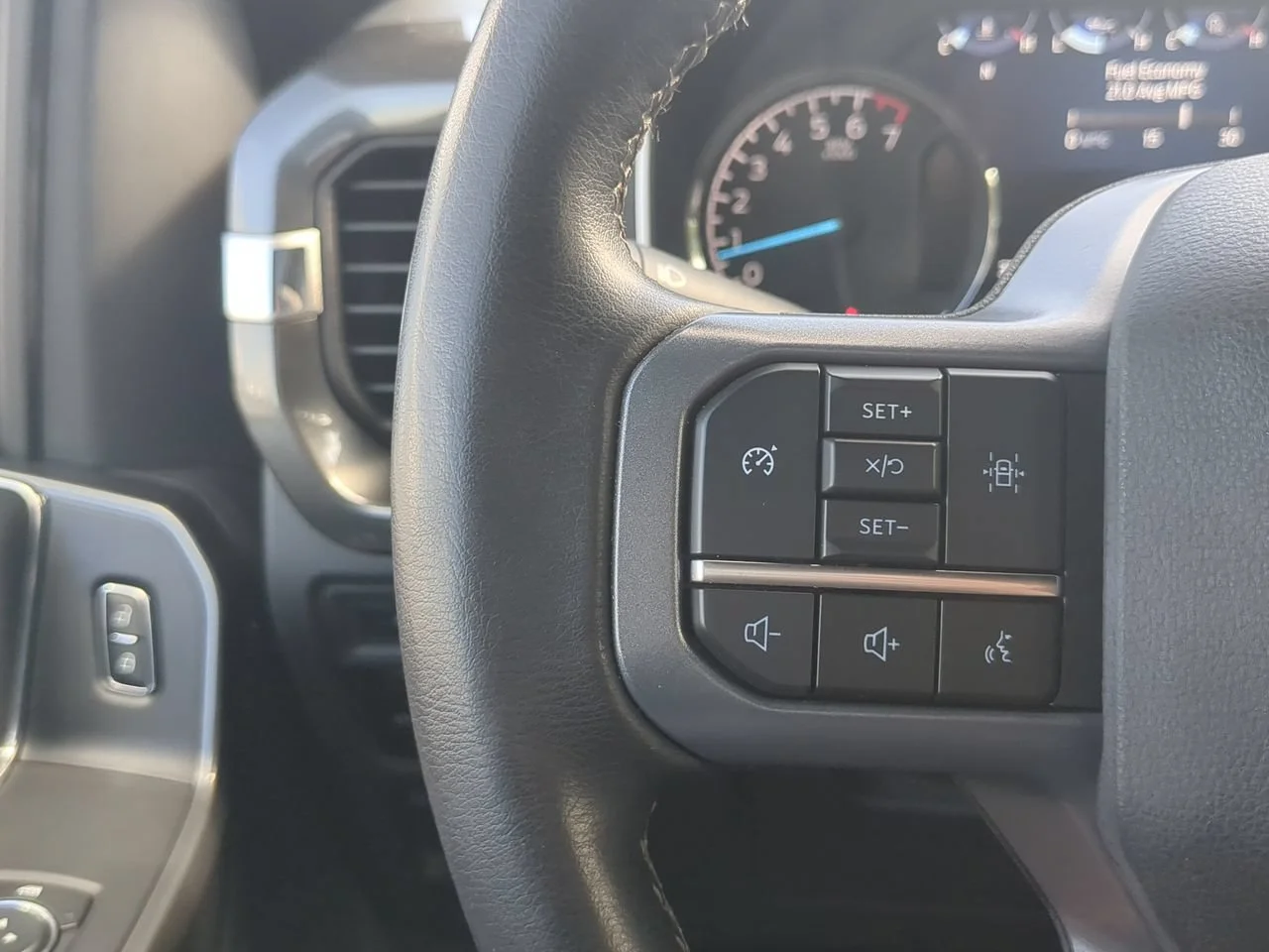 Used 2023 Avalanche Gray Ford XLT image 25