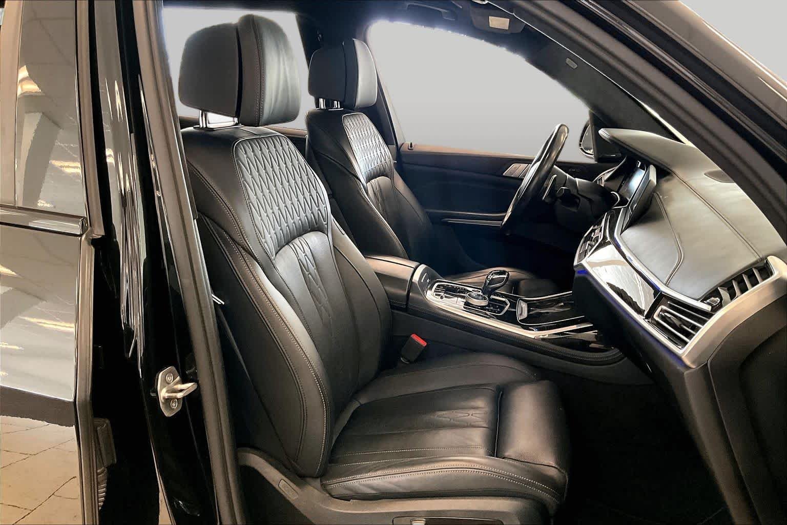 Used 2022 Black Sapphire Metallic BMW M50i image 8