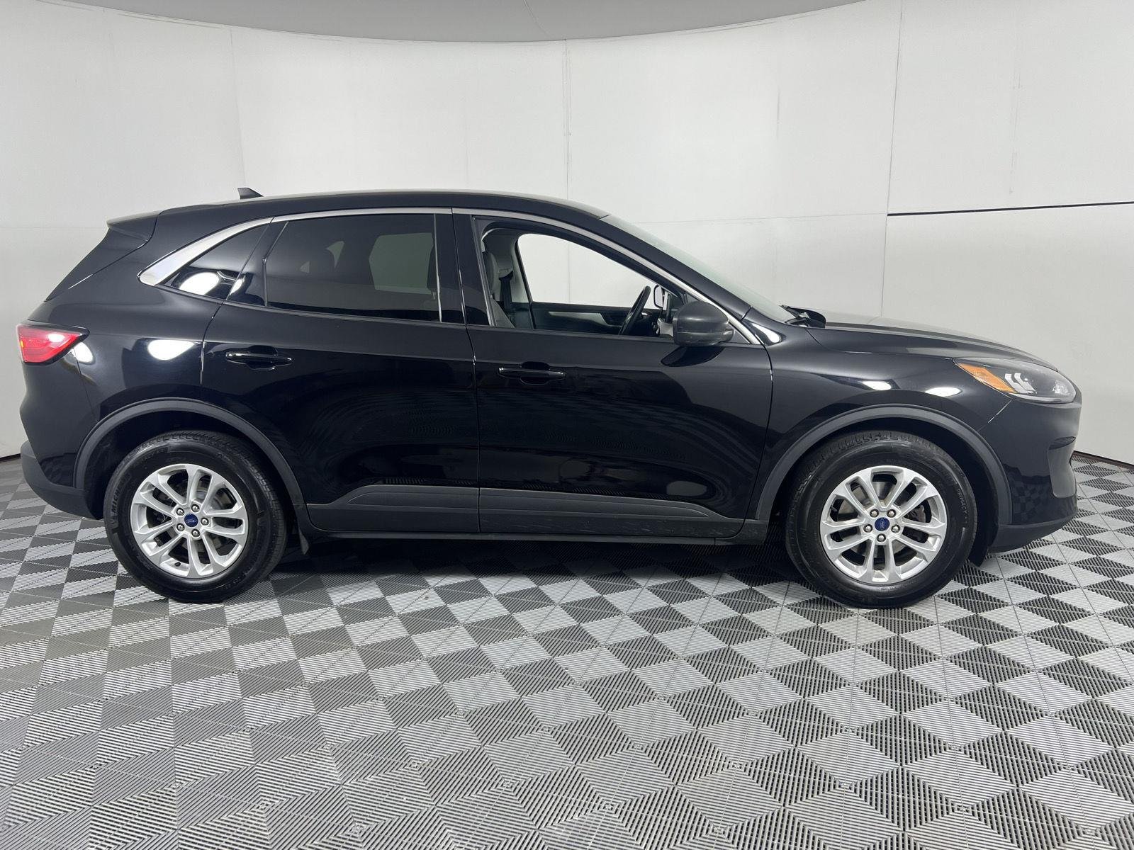 Used 2022 Agate Black Ford SE image 12