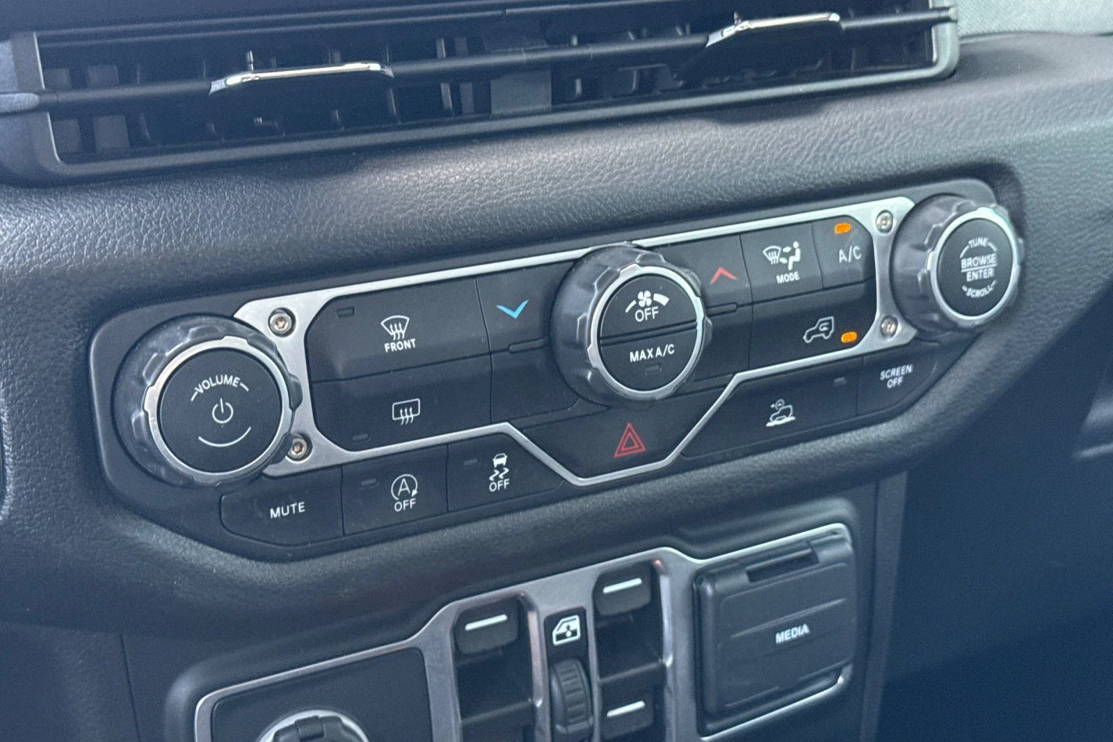 Used 2025 White Jeep Sport S image 18