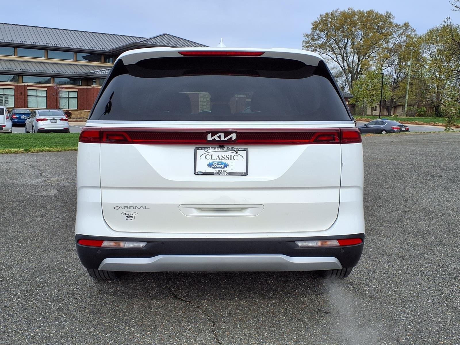 Used 2024 Snow White Pearl Kia LX image 9