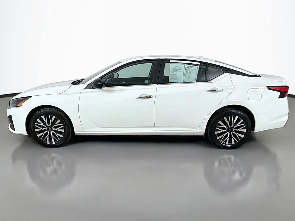 Used 2025 Glacier White Nissan 2.5 SV image 12