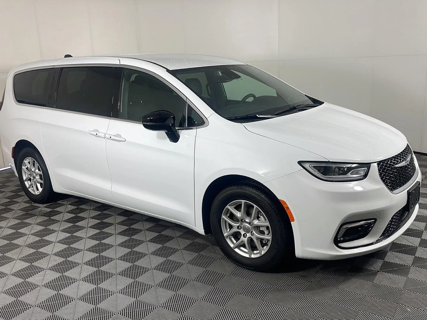 Used 2025 Bright White Clearcoat Chrysler Select image 5