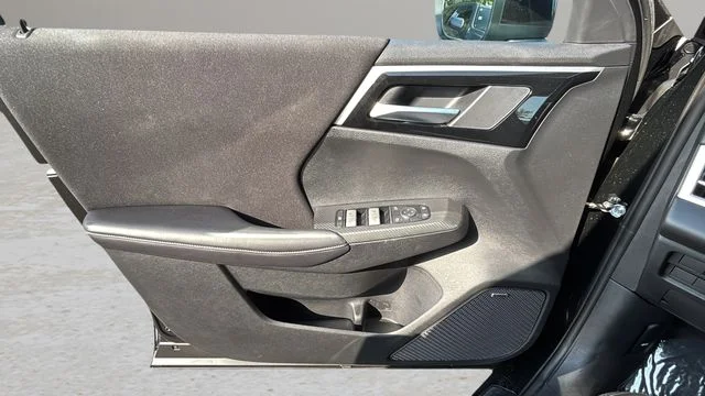 Used 2025  Mitsubishi ES image 17