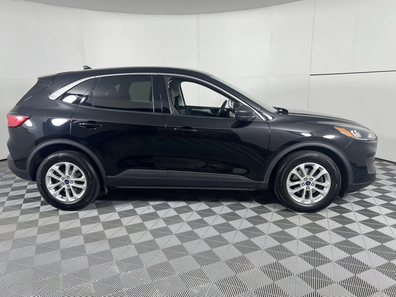 Used 2022 Agate Black Ford SE image 12