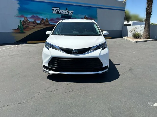 2022 Toyota Sienna LE 8-Passenger Hybrid FWD's photo