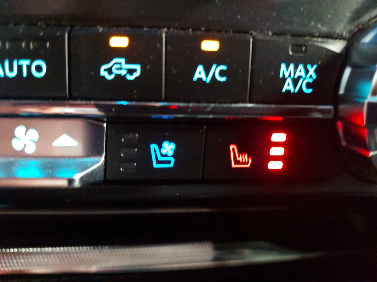 Used 2022 White Metallic Ford LARIAT image 25