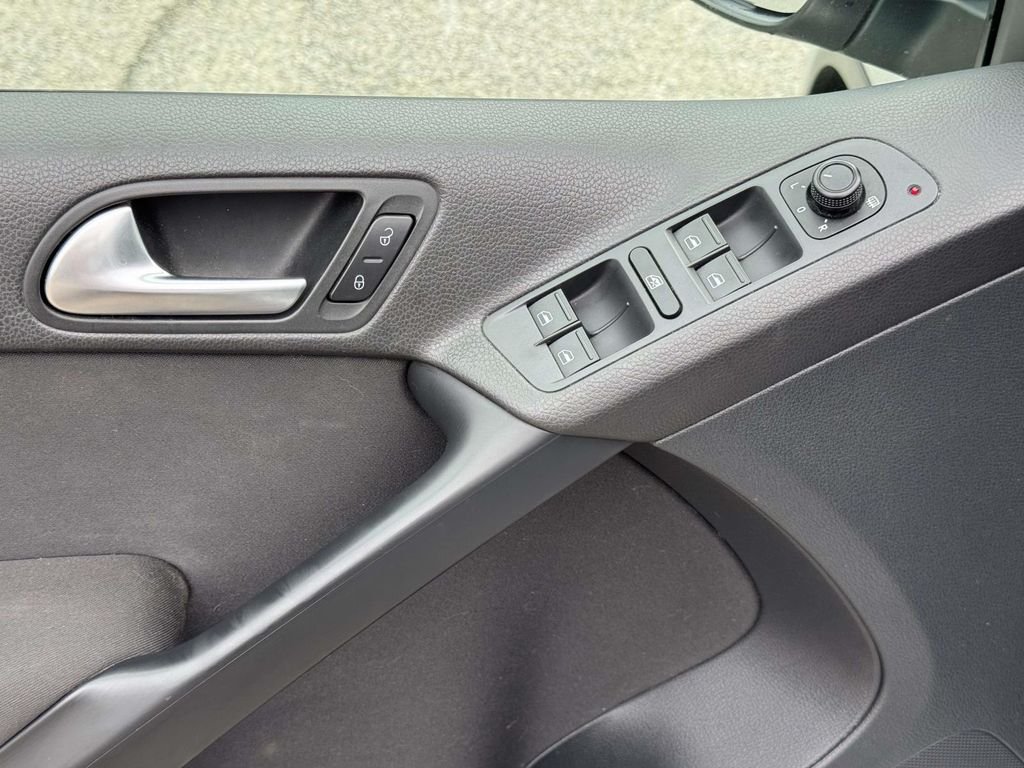 Used 2018 Silver Volkswagen 2.0T image 18