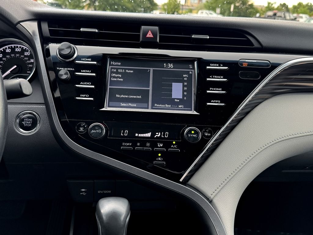Used 2018 Silver Toyota XLE image 27
