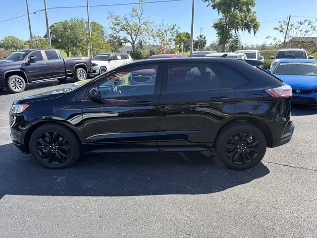 Used 2022 Black Ford SE image 8