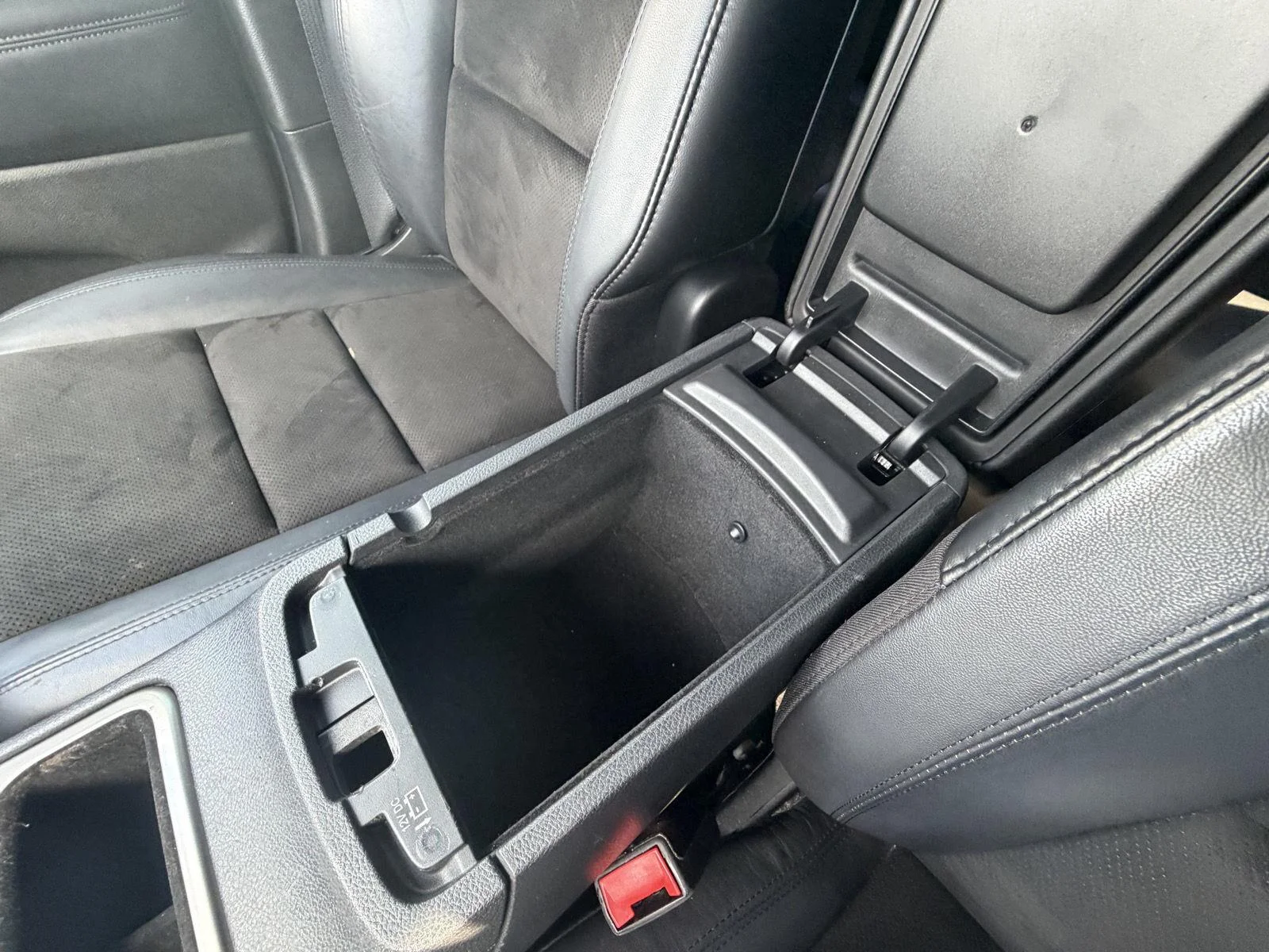 Used 2020 Diamond Black Crystal Pearlcoat Jeep Altitude image 15