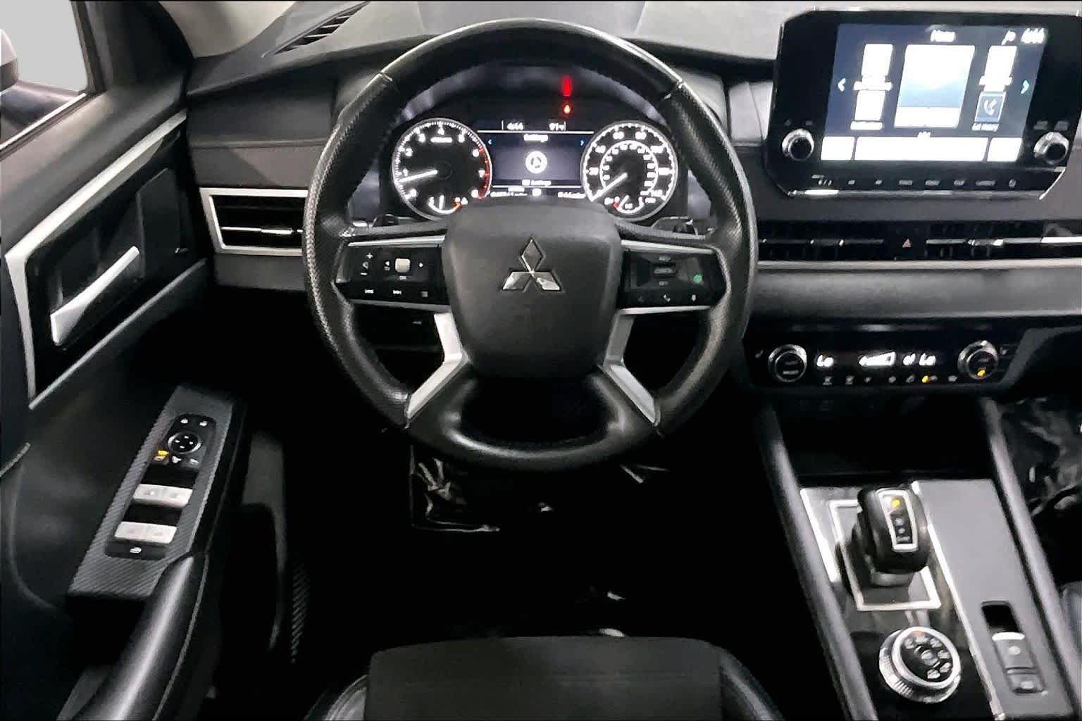 Pre-Owned 2024 Mitsubishi Outlander SE