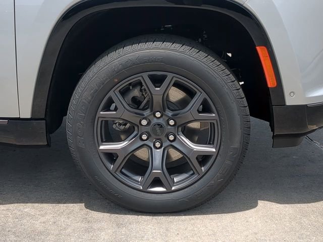 New 2026 Silver-Zynith Exterior Paint Jeep Limited Altitude image 11